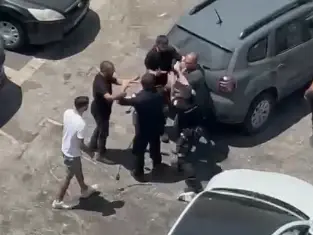 תיעוד חריג: עימות פיזי בין פקח לצעיר באשקלון - שנמלט מהזירה
