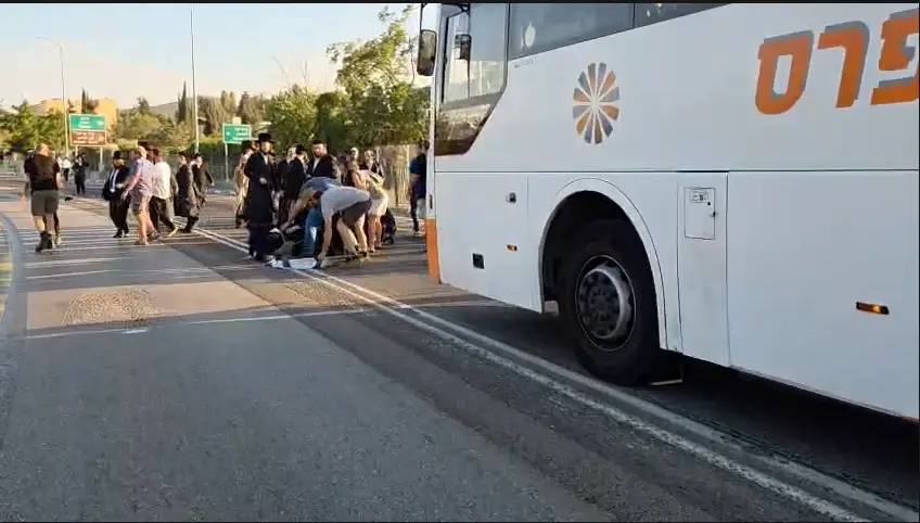 מהומה בצפון: חילונים מתעמתים עם מפגינים חרדים שחוסמים את הכביש ביום שבת | צפו