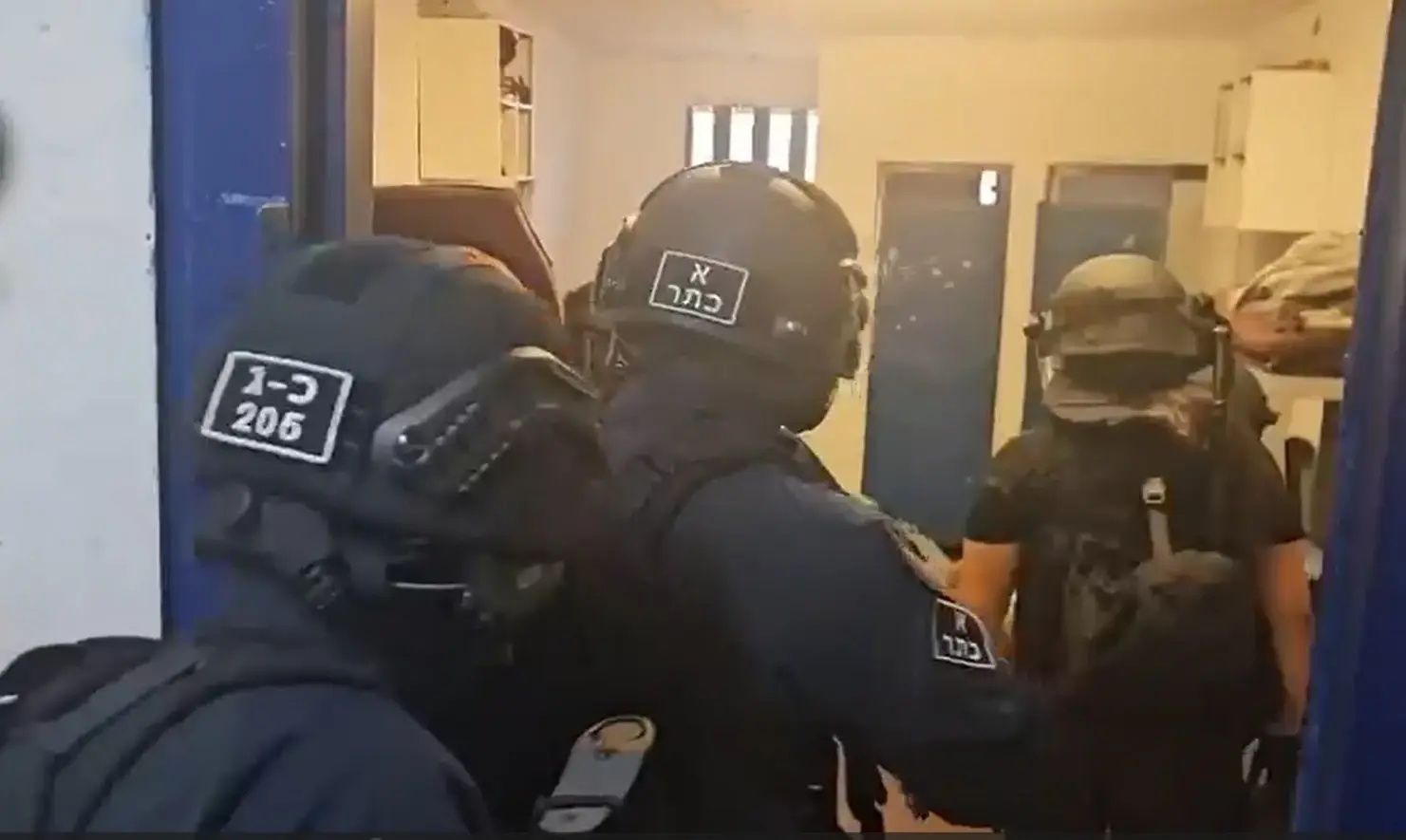 "באלות, אגרופים ובעיטות": 12 אנשי שב"ס מואשמים בהמתה בקלות דעת של אסיר ביטחוני