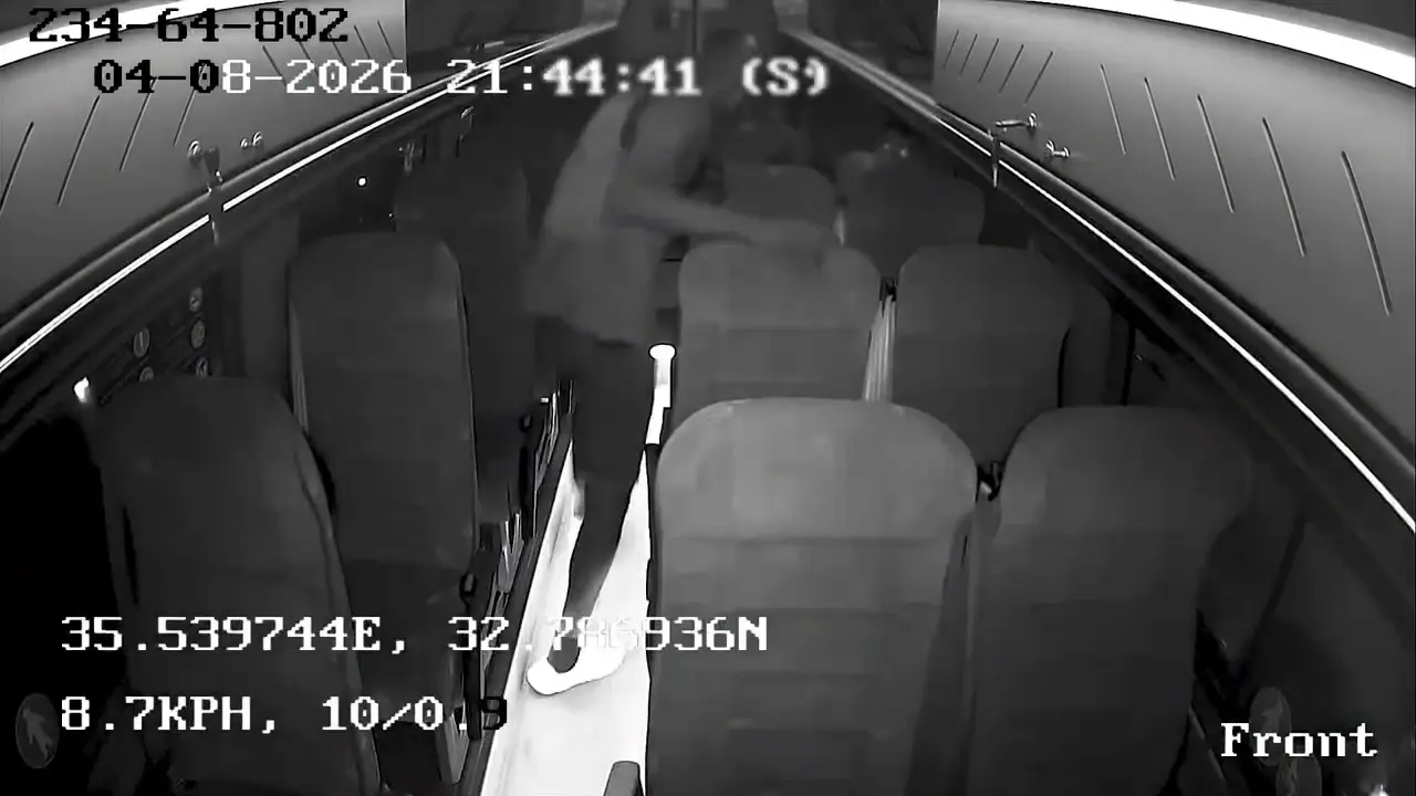 בגלל חיוך: בן 29 נאשם שתקף נער באוטובוס ושבר את שיניו