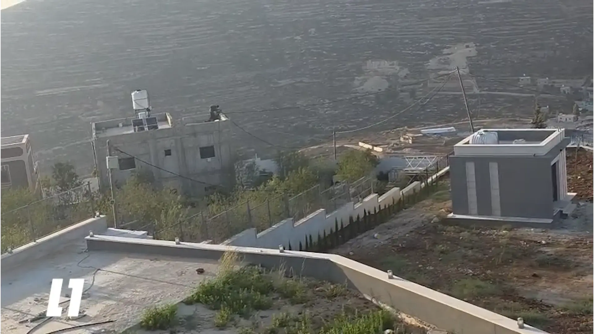 תיעוד חריג בקוסרה: בגדי נשים וילדות הושלכו מחלון הבית בידי חיילים