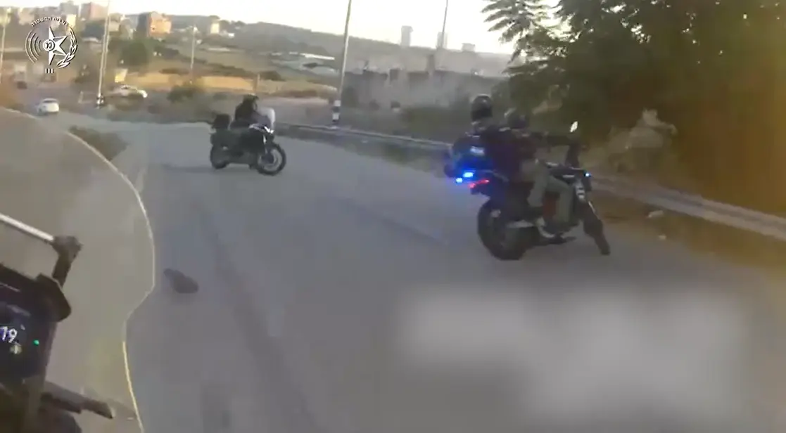 לאחר שעסקת הנשק סוכלה: נמלטו מהשוטרים בנהיגה פראית ונעצרו | צפו ברגעי המרדף