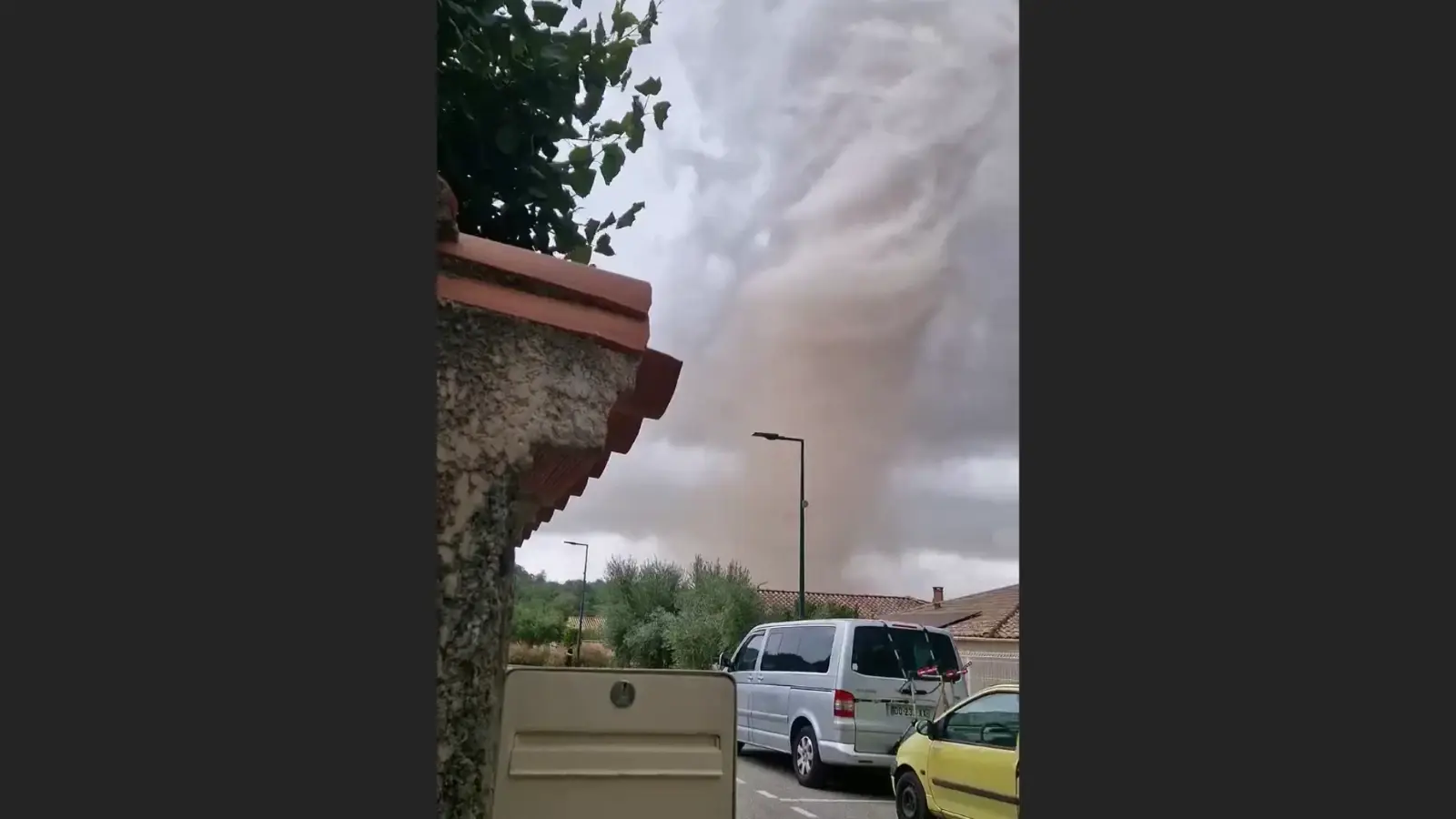 טורנדו החריב כפר בצרפת: 41 נפצעו וכ־300 בתים ניזוקו