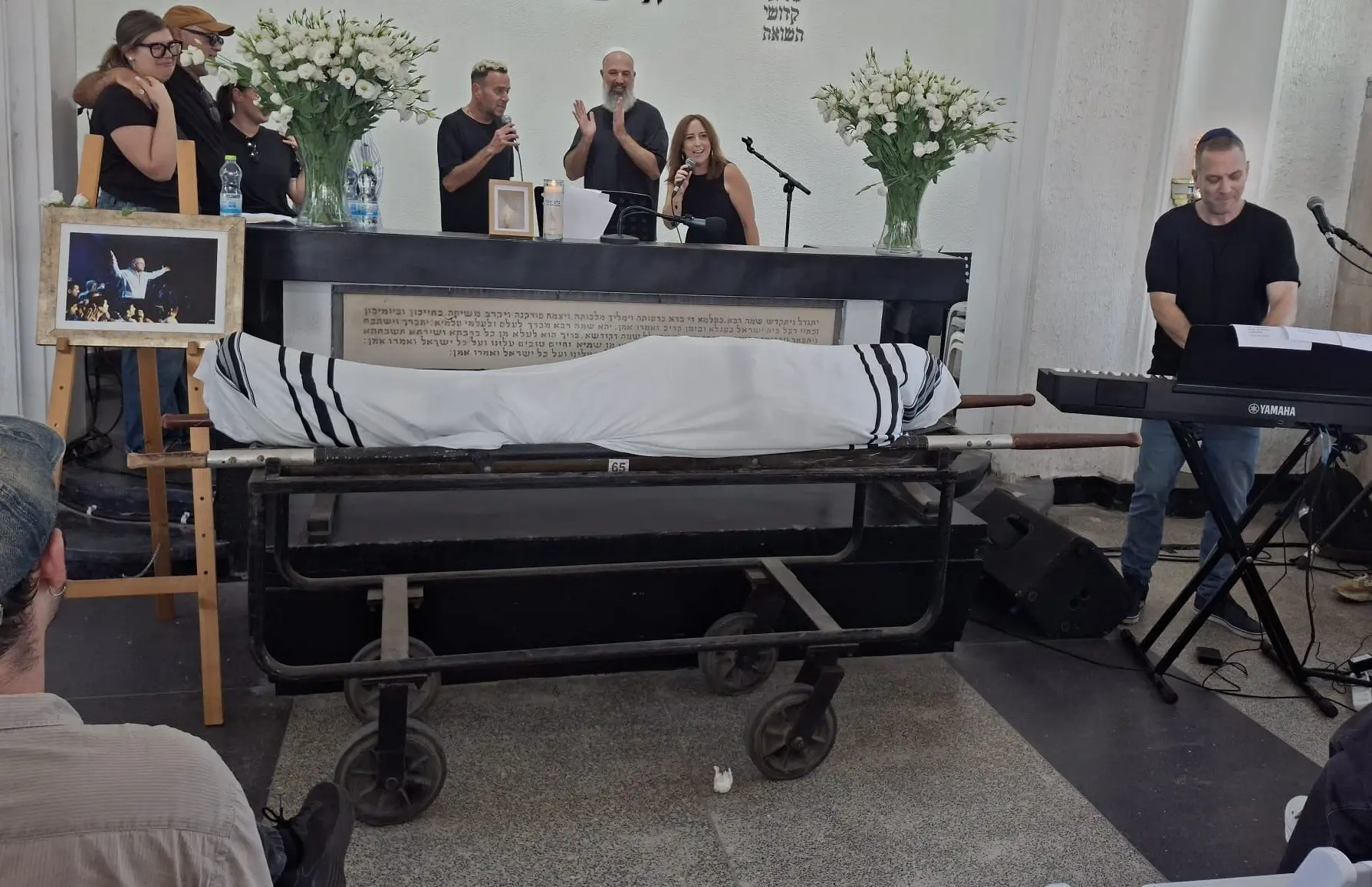 "הוא נתן לכל האמנים לעוף": מפיק הפסטיגל הובא למנוחות
