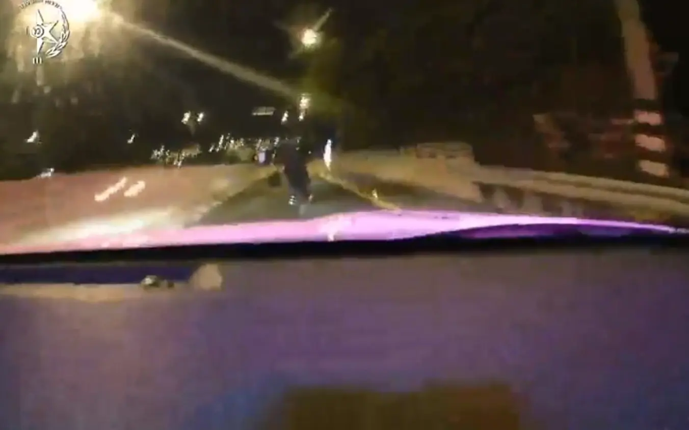 צפו בתיעוד המרדף: רוכב אופנוע בן 18 ניסה להימלט מהשוטרים, ונתפס
