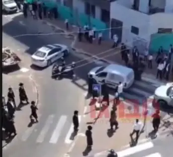 מהומות בבני ברק: אב חסם ניידת מ”צ עם עגלת בנו - והשניים נפגעו | צפו