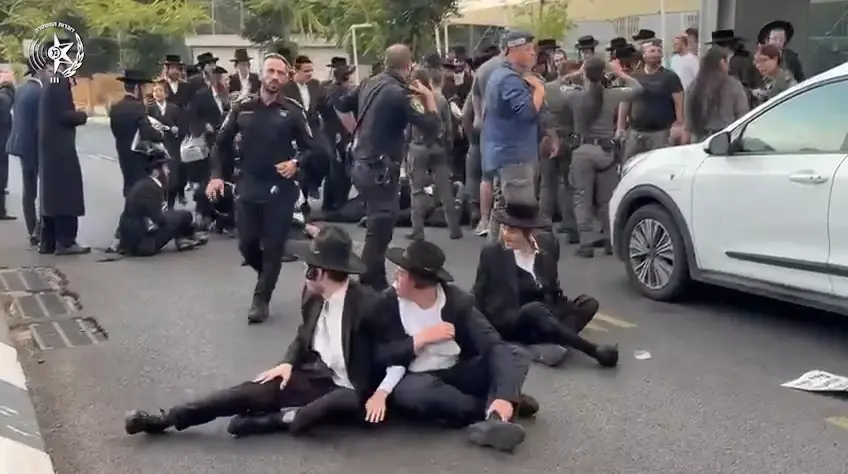 הפגנת חרדים נגד הגיוס: הפרות סדר מחוץ לבסיס תל השומר | צפו בתיעוד