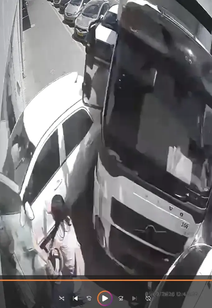 תיעוד דרמטי מקריית גת: משאית פגעה בהולכות רגל וכלי רכב