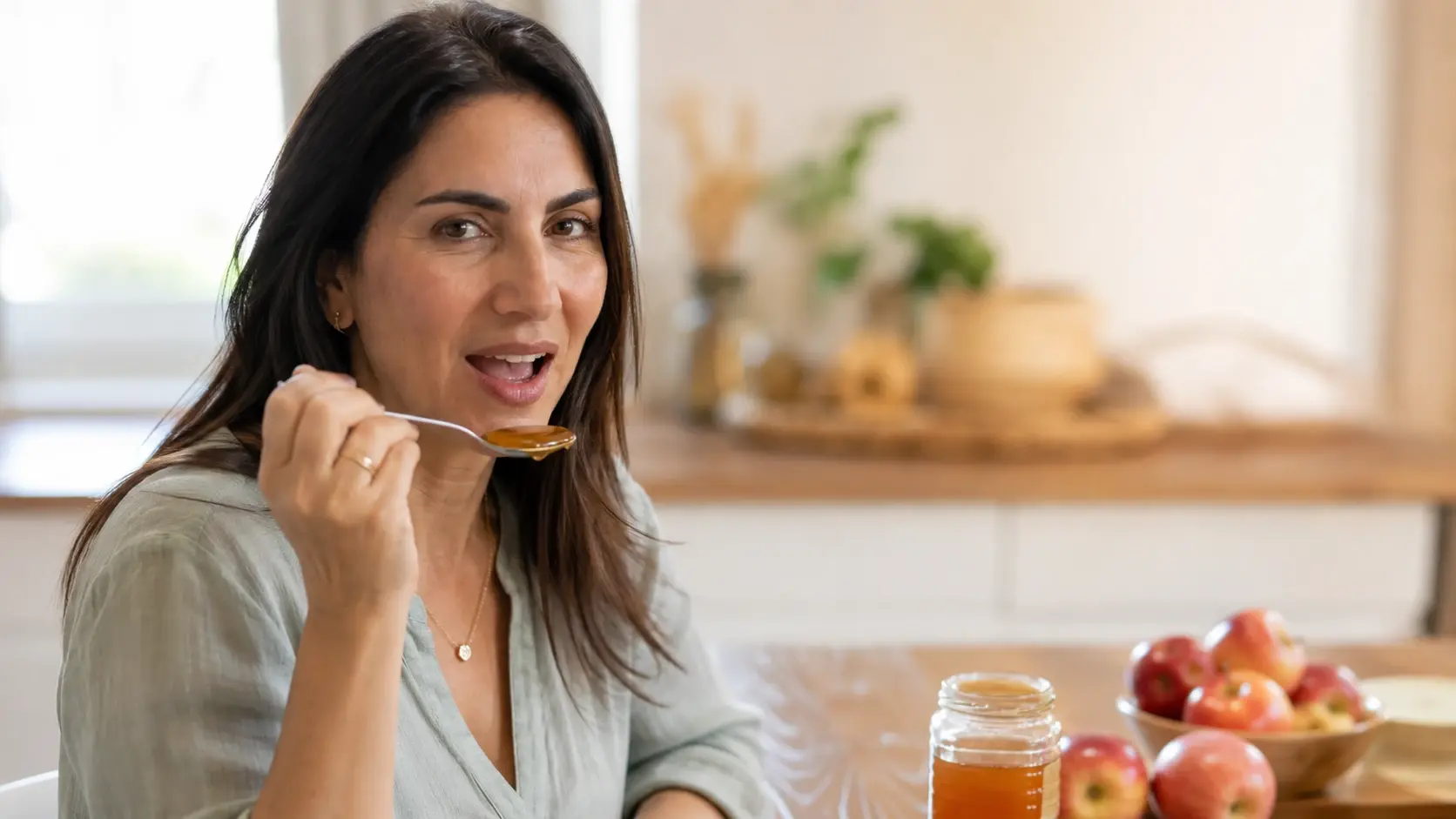 לא רק מתוק: מה באמת מסוגלת כפית דבש לעשות לגוף?