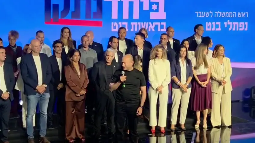 מחייכים למצלמות ונלחמים על ראשות הממשלה: הקרב הסמוי בגוש השינוי
