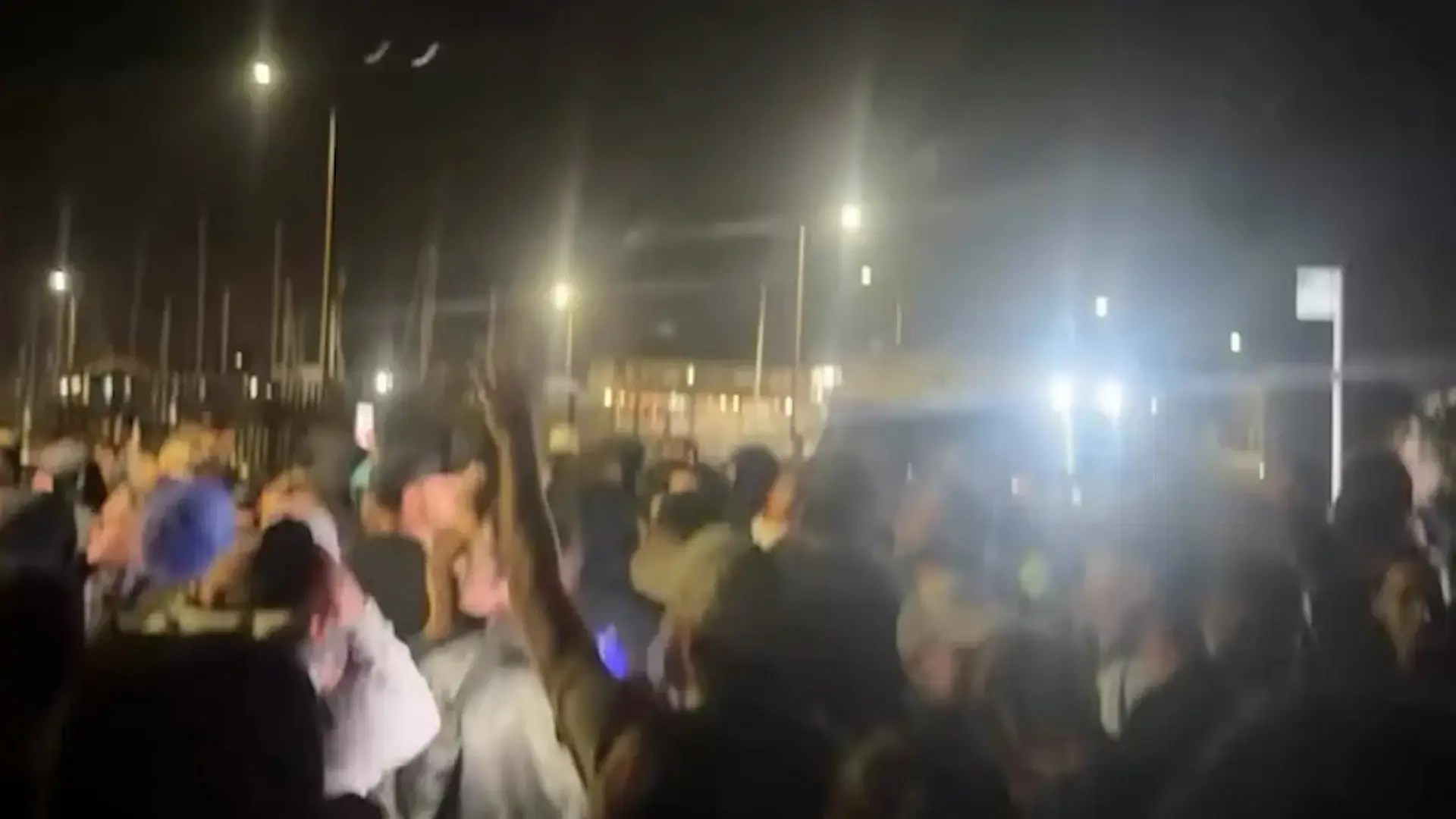 חסימות כבישים ועימותים: מחאות הימין משתלטות על הנמלים בבריטניה