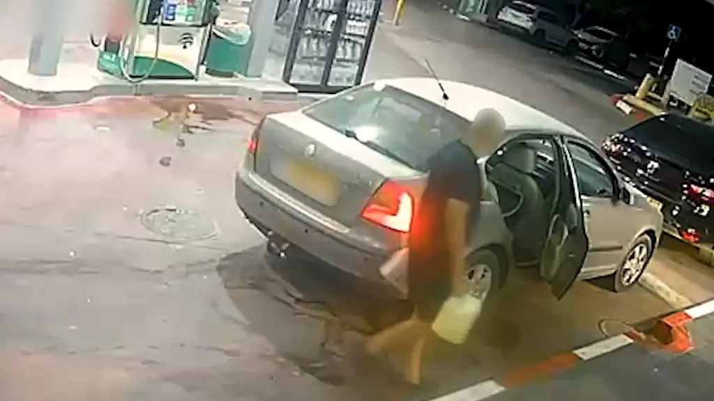 תועד ממלא ג'ריקנים בדלק - והצית מערבל בטון בשווי 700 אלף שקל | תיעוד