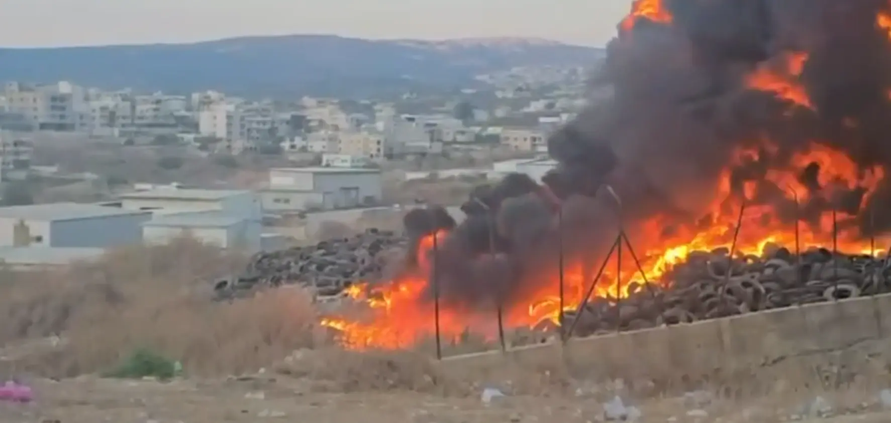 שריפה פרצה סמוך ל"ביג פאשן" בירכא - ומאיימת להתפשט למבני מגורים