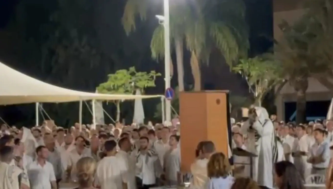 אחרי שובם של החטופים: תפילת יום הכיפורים בכיכר קיבלה משמעות חדשה | צפו בתיעוד