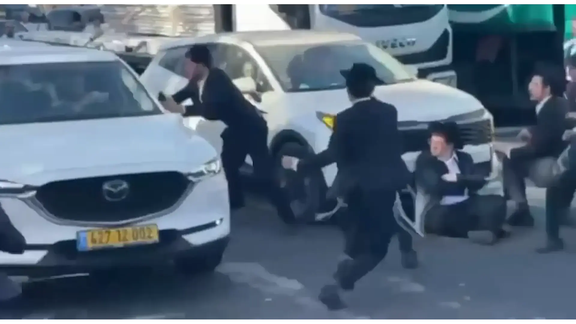 עימותים וחסימות כבישים בירושלים ובמרכז; נהג תועד דורס מפגין בבירה