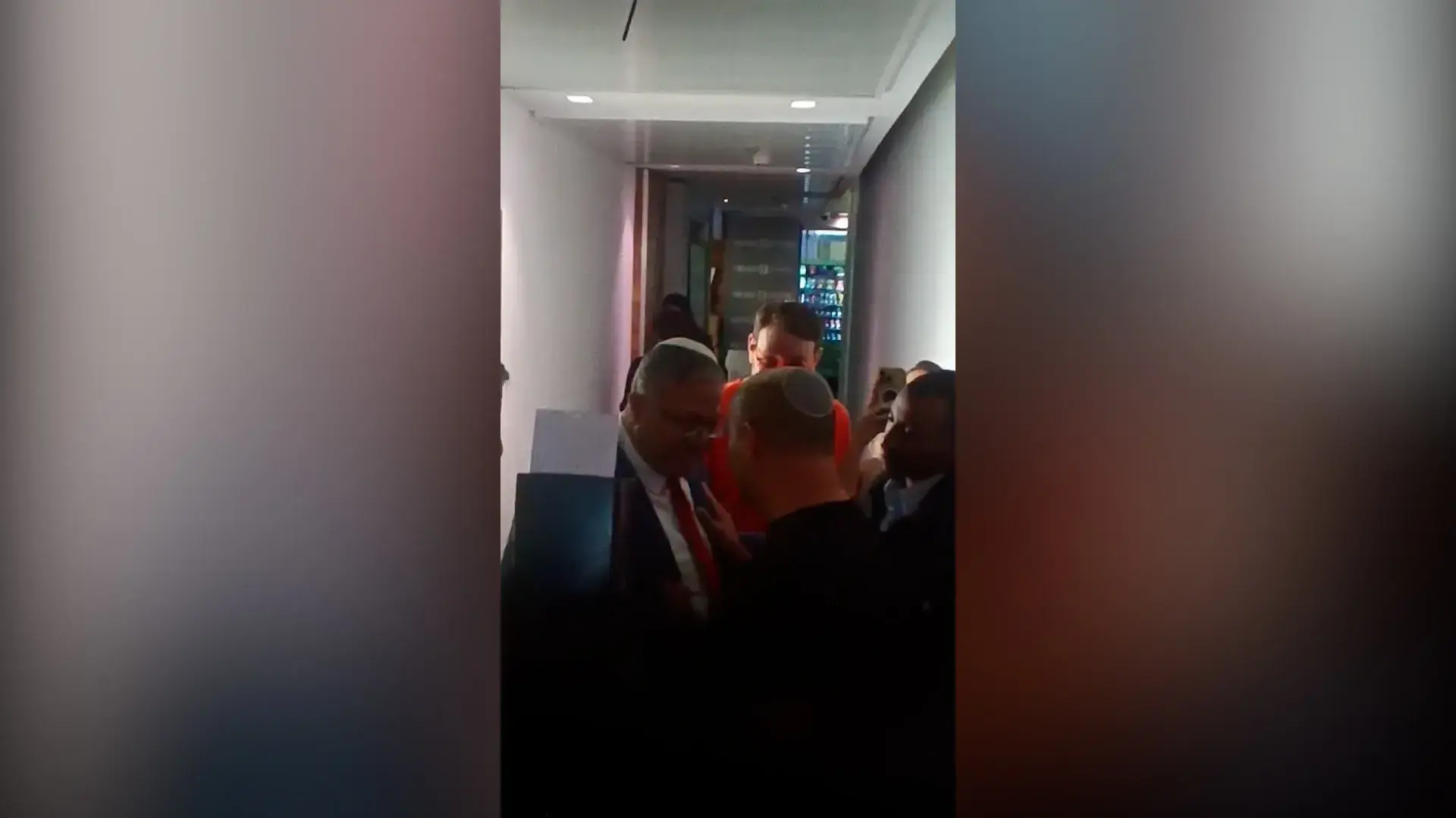 עימות חזיתי במסדרון: בן גביר ובנט נפגשו מחוץ לאולפן וואלה - וזה נגמר בצעקות | צפו