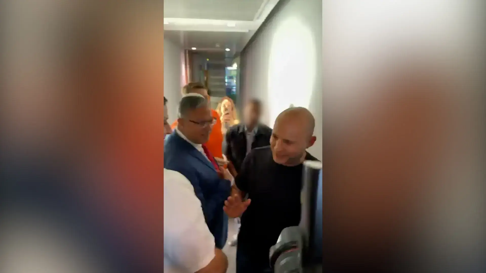 הטי-שירט, הפחים - ותקרת הזכוכית: בנט יצליח לנצח את ההיסטוריה של עצמו?