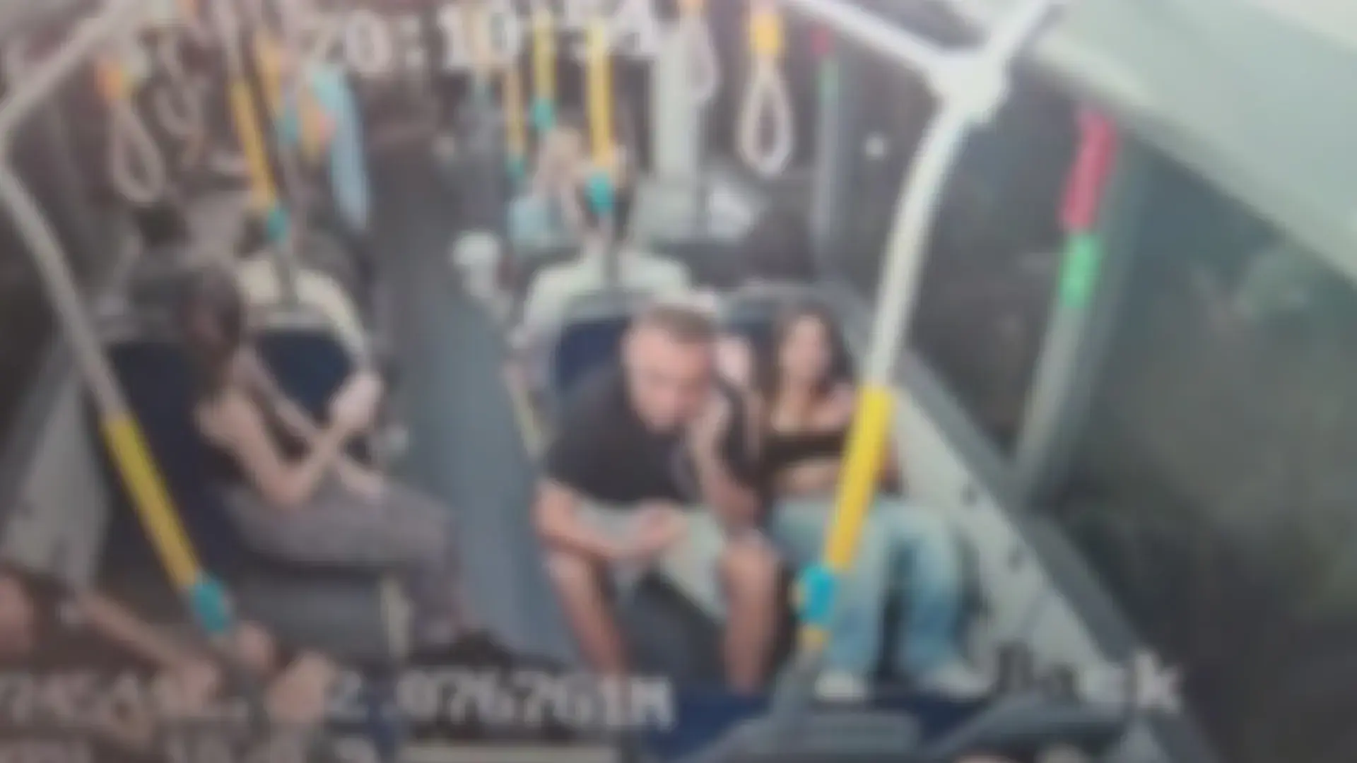 "ערבייה מסריחה": בת 15 חשודה בתקיפה באוטובוס | תיעוד
