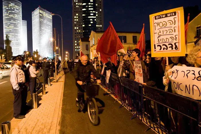 עצורים בהפגנה בת"א: "די להרג בבילעין"