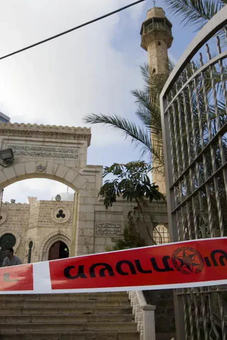 אלמונים השחיתו את חצר מסגד חסן בק