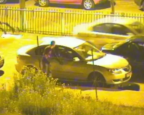 האם אתם מזהים את גנבי הרכב בצילום?