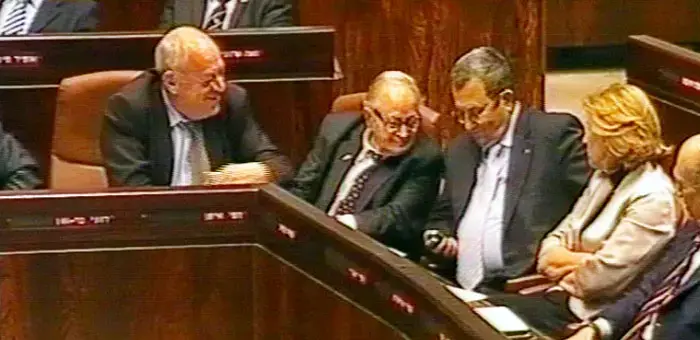 בנוכחות מרקל, הקבינט שיחק בסלולרי
