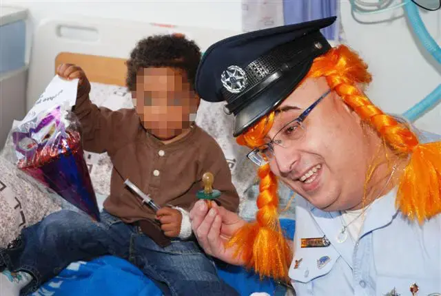 שוטרים מחופשים פשטו על בתי החולים