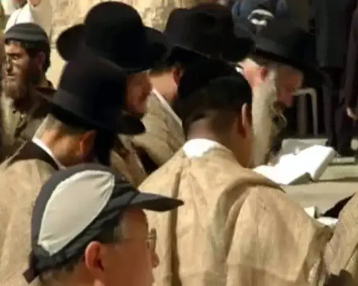 "כשנמצאים בצרה מתלבשים בשק ואפר"