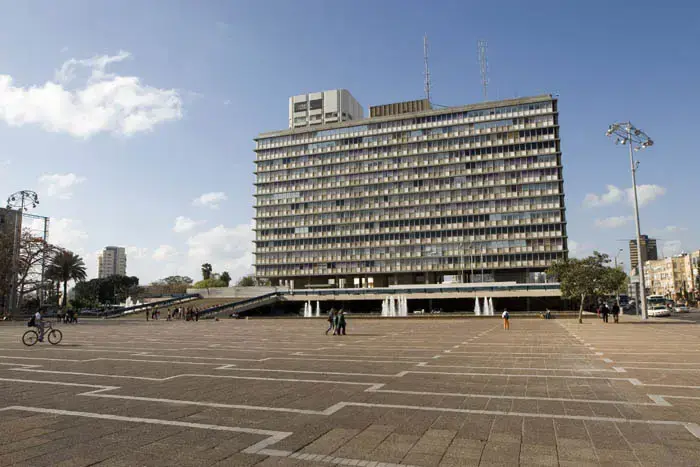 חשד: עובד עיריית ת"א שיחד 2 עובדים אחרים