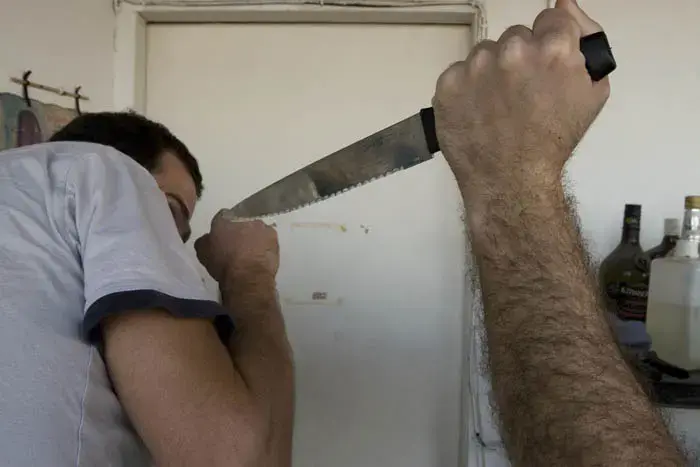 חשד: תושב ראשל"צ דקר חשוד באונס חברתו