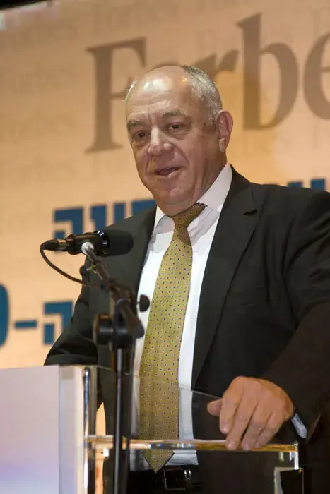 רוני בר-און בונה על הקבלנים