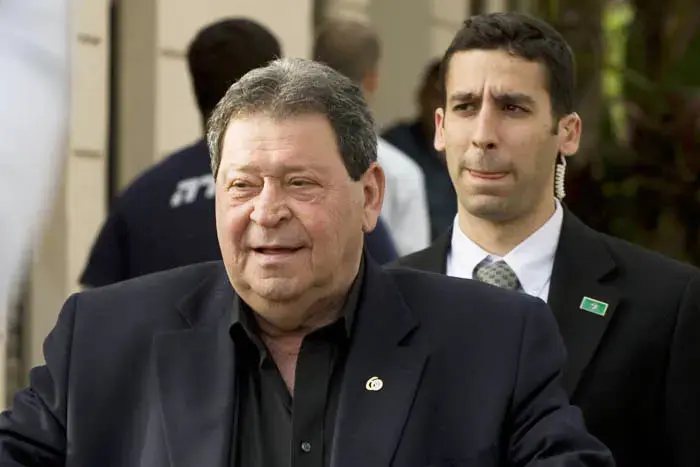 שרים: "הדחת עמוס גלעד תפגע בשחרור שליט"