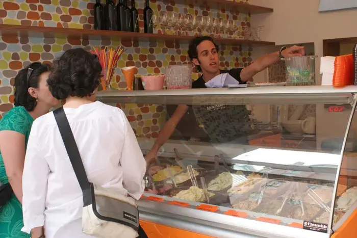 מלקקים ובוכים