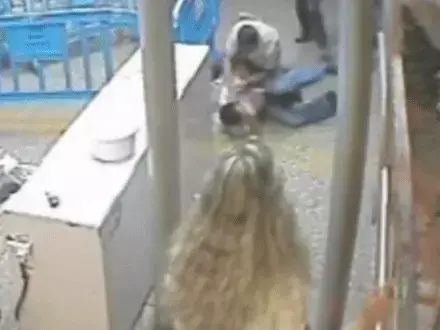 גבר צולם במצלמות האבטחה מכה את אשתו