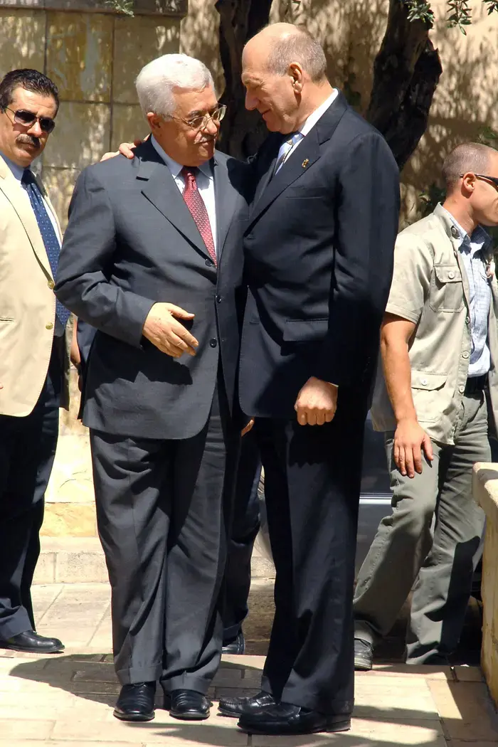 אולמרט הבטיח: למרות החקירות המו"מ יימשך