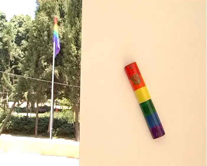 ת"א מציגה: מזוזה בצבעי גאווה