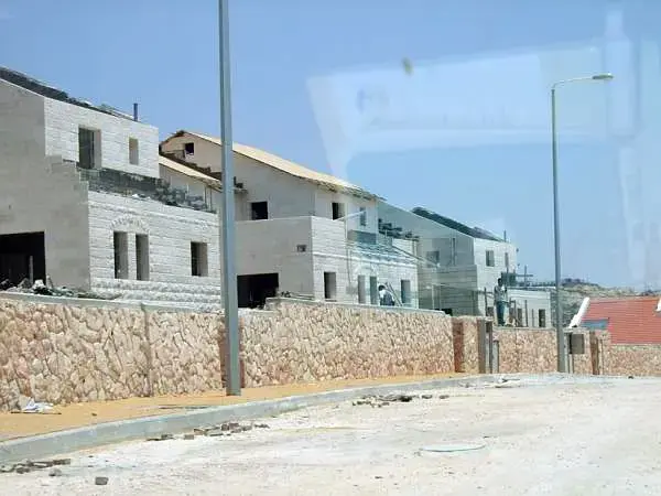 עתירה: לעצור הבנייה בהתנחלות עפרה