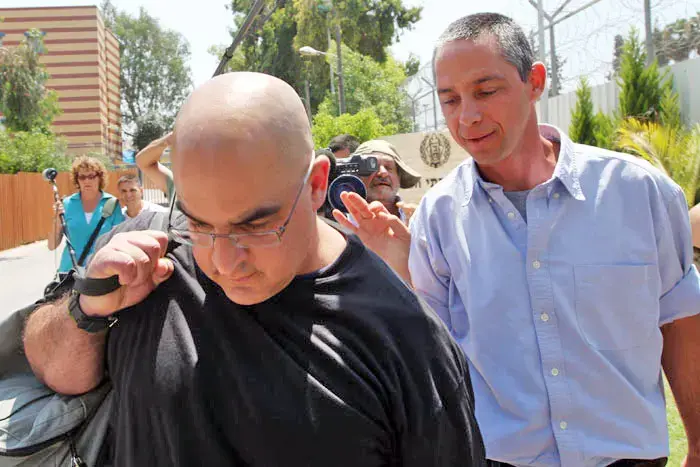 אחרי 4 חודשי מאסר: עמרי שרון שוחרר מהכלא