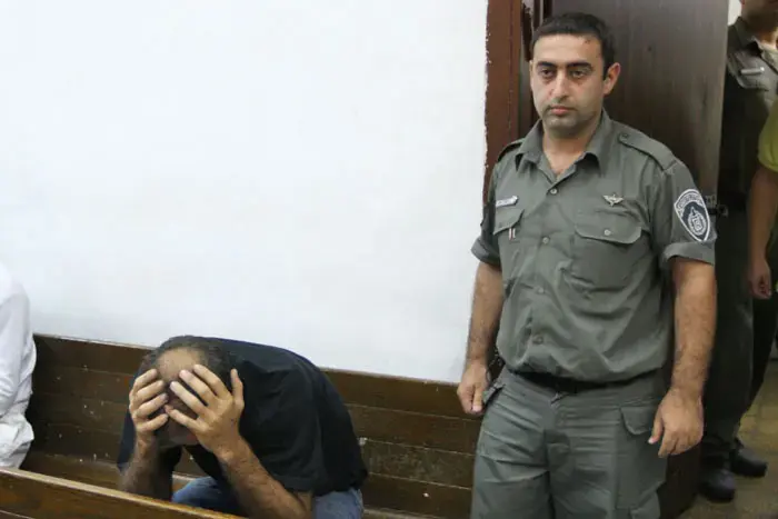נאשם באונס התחזה לאחיו התאום וברח מהארץ