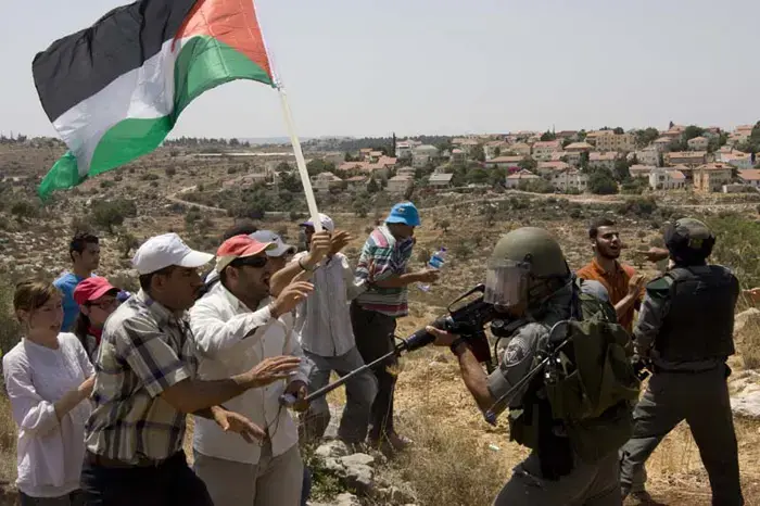 המדינה תשלם מיליונים למפגין שנורה בבילעין