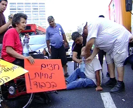 הנכים מעלים הילוך: כבישים נחסמו בת"א
