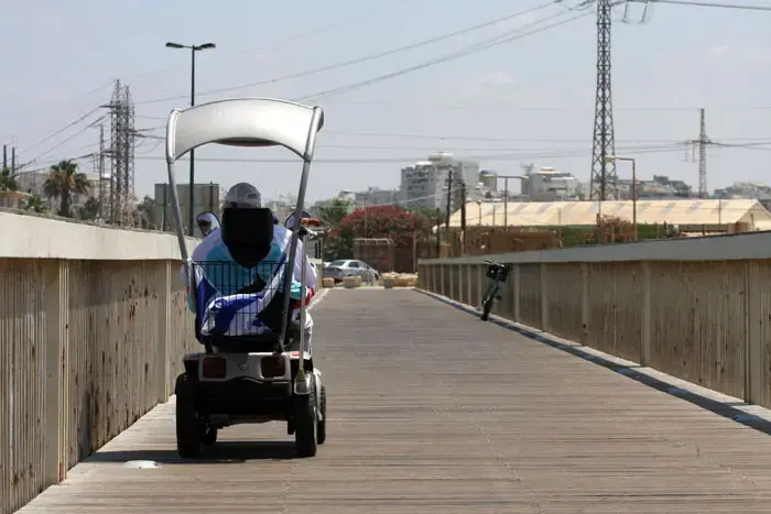 נהג קלנועית בן 80 נהרג מפגיעת משאית בנהריה