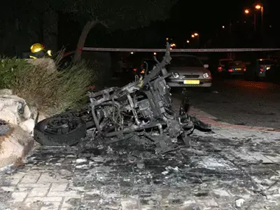 אופנוע התלקח ליד מכוניות שגרירות מצרים