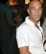 אילן בן דב במו"מ למכירת חלקו בקניון מול הים