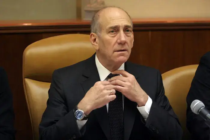 עד במשפט הירשזון: העברתי מעטפה לאולמרט