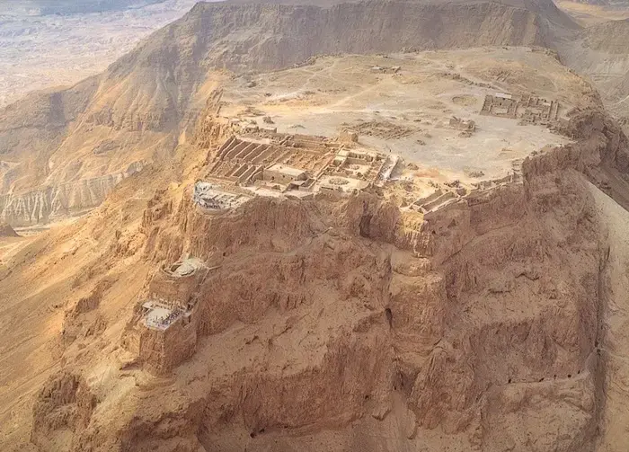 תייר חולץ משביל הנחש במצדה - בעזרת הרכבל