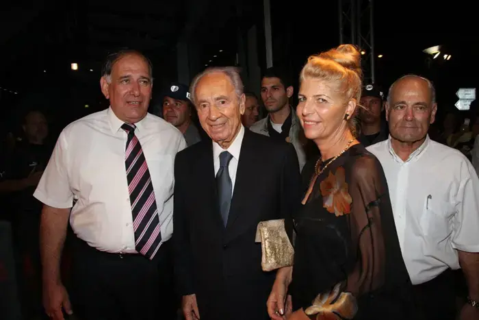 שמעון פרס מלחין שלום