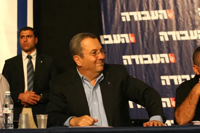 פרץ נחלץ לעזרת ברק: "נתניהו אשם במשבר"