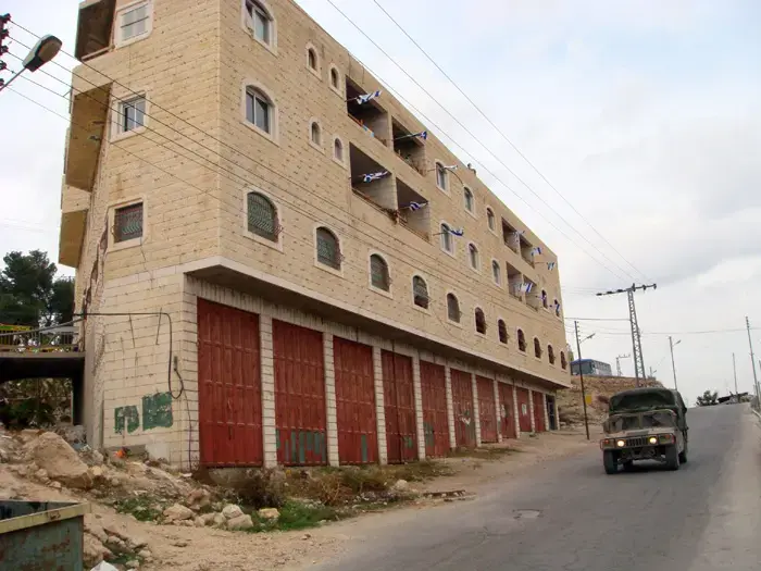 בית המריבה: היום מאבטחים, מחר מפנים