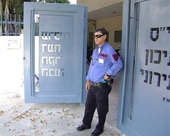 מאבטח ברהט סיכל ניסיון לחטוף את נשקו 